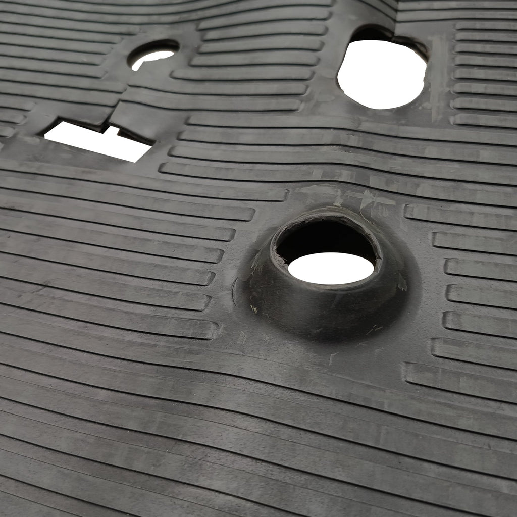 Rubber vloermat vooraan zwart detail — T2 67-72